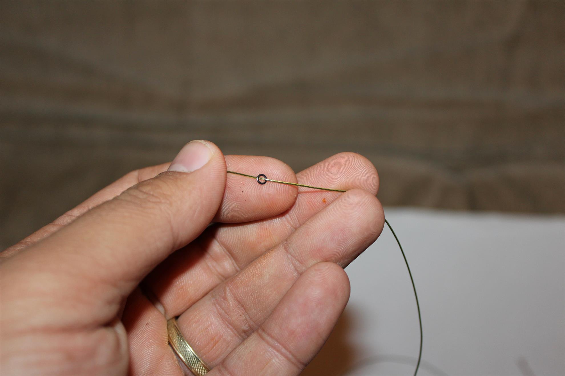 O montura de vara.. - Se introduce un anou pe fir